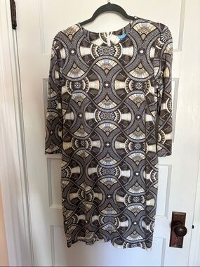 Beautiful McLaughlin Geometric Shift Dress in Black and Cream. Siz M.